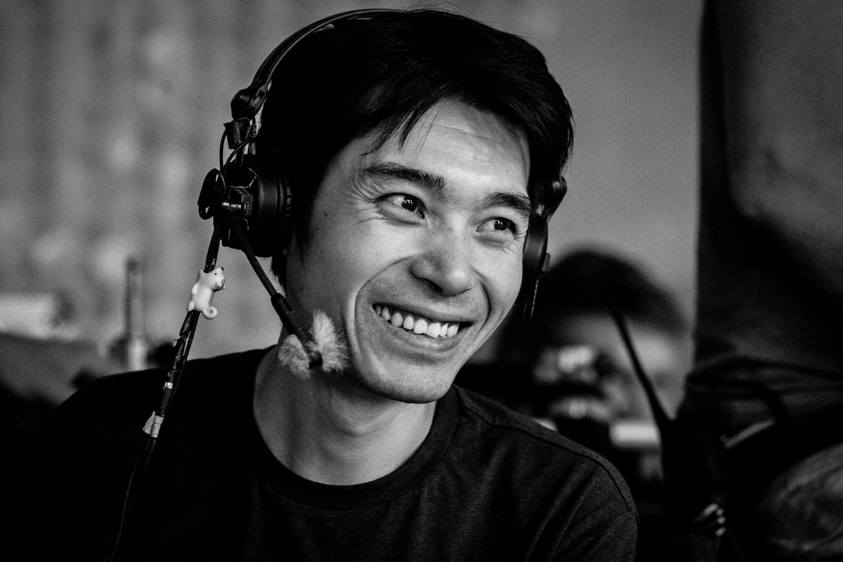 Tong Zhang-Colussi mit Kopfhörer und Boom-Mikrofon